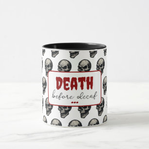 Caneca Crânio Gótico "Morte Antes do Decaf"   Estranho En