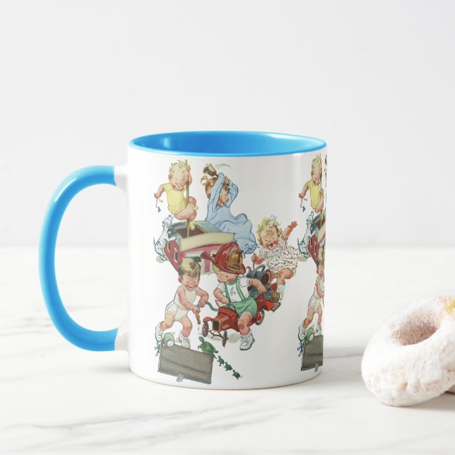Caneca Crianças Pequenas Antigas Brincando com Caminhões  (Com Donut)