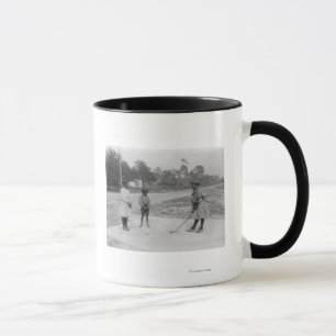 Caneca Crianças pretas que jogam a fotografia do golfe