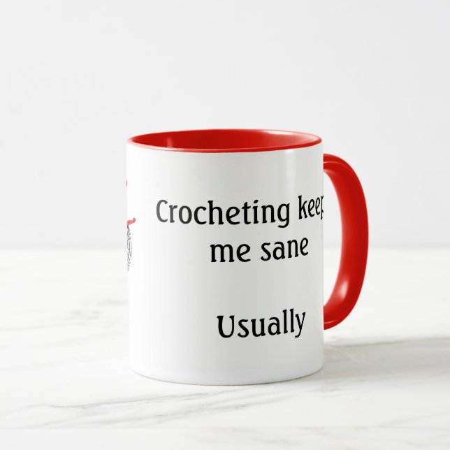 Caneca Crocheting me mantém sã. Normalmente. (Frente Esquerda)