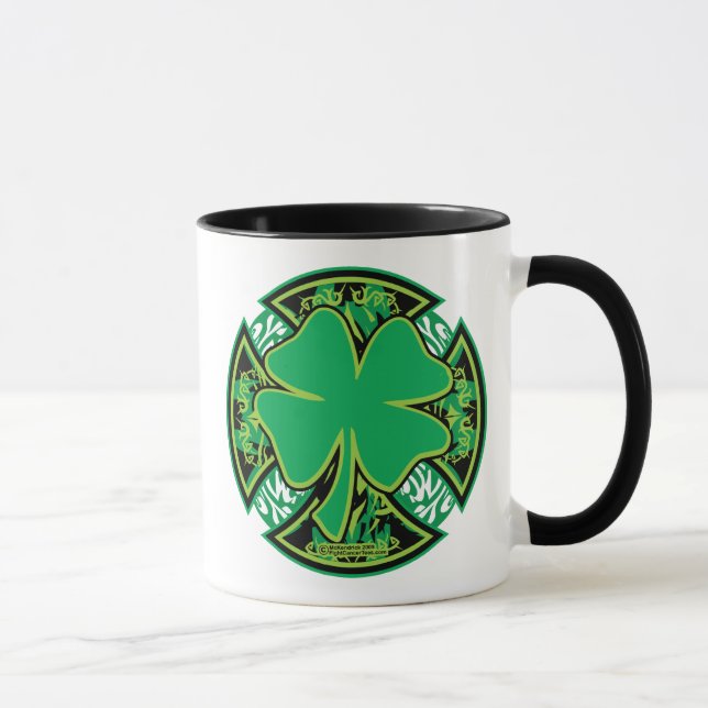 Caneca Cruz irlandesa do trevo (Direita)