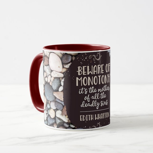 Caneca Cuidado com a Monotonia (Frente Esquerda)