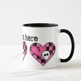 Caneca Cujo punho é rosa quente e coração e crânio preto
