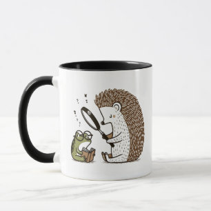 Caneca Curioso porco observando um Sapo bookish