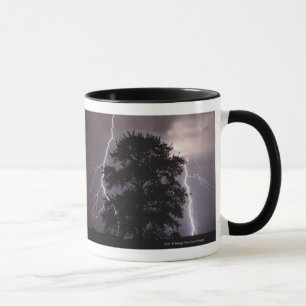 Caneca Curto circuitos no céu atrás de uma árvore
