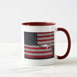Caneca da bandeira americana e da arma