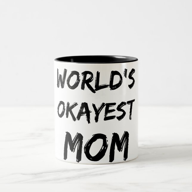 Caneca da mamã do Okayest do mundo (Centro)
