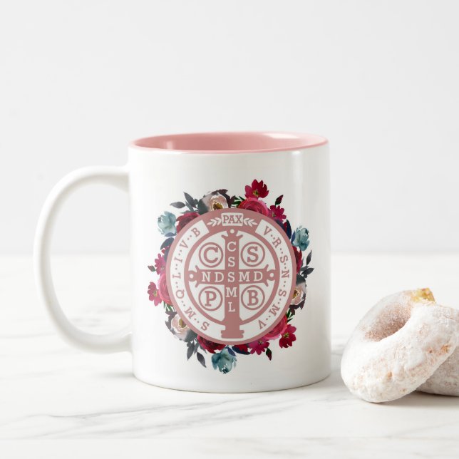Caneca da medalha de St.Benedict (Com Donut)