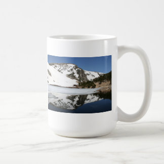Caneca da reflexão da montanha