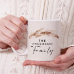 Caneca Dama da família de grama natural moderna para pamp<br><div class="desc">Orçamento moderno da família de pampas naturais boêmicas personalizadas,  design da caneca-presente. Um texto elegante e impressionante sobre a tendência da folhagem botânica com este bege natural contemporâneo,  terracota,  colorau preto e lacrimogêneo.</div>