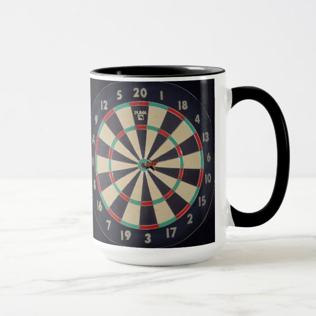 Caneca Dartboard Com Dart Em Bullseye, (Direita)