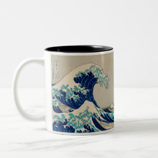 caneca de 2 tons com arte de onda no estilo japonê
