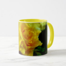 Caneca de Bebida Rosa Amarela na Chuva