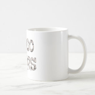 Caneca De Café 10000 horas com uma sobreposição de pincéis.