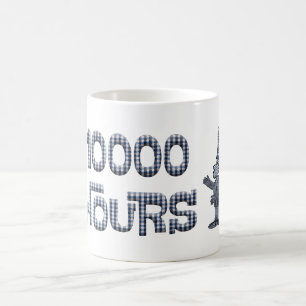 Caneca De Café  10000 horas com uma sobreposição de tecido xadrez