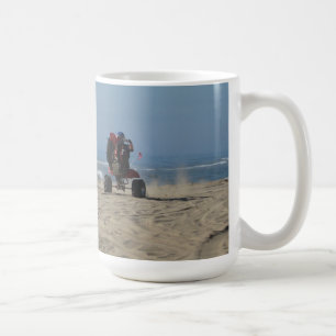 Caneca De Café 3 veículos com rodas que montam Wheelies na praia
