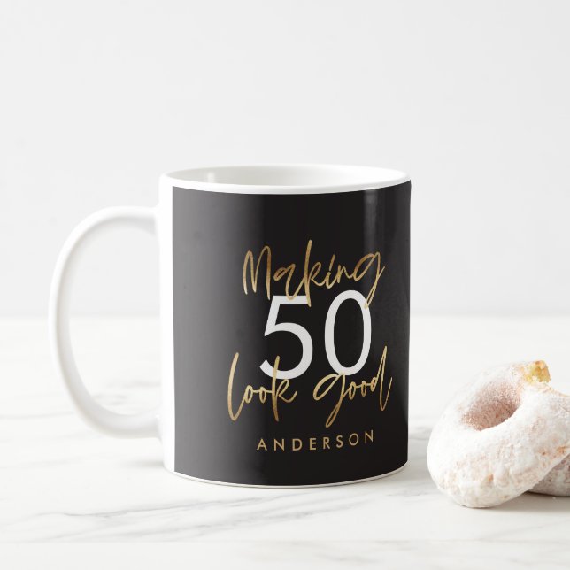 Caneca De Café 50º aniversário preto e ouro simples e elegante mo (Com Donut)