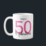 Caneca De Café 50 e Fabuloso Black 50th Birthday, cor-de-rosa<br><div class="desc">Conhece uma mulher especial celebrando seu 50º aniversário e precisa de algo tão único quanto ela? Ela vai adorar esta engraçada e colorida caneca rosa e preta 50 e fabulosa caneca de café.</div>