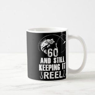 Caneca De Café 60.o aniversário e ainda a mantém a pesca do rolo