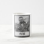 Caneca De Café 90 Birthday Elegant Photo Age Mache Birthday<br><div class="desc">Uma 90 de Aniversário Elegante Fotografia Pessoal de Aniversário em Preto e Branco. A idade pode ser alterada para qualquer idade,  não apenas para 90 anos. Sua foto pode estar na frente da caneca personalizada. Ele aparecerá em preto e branco.</div>