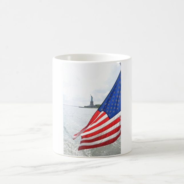 Caneca De Café A Bandeira Voa Para A Estátua Da Liberdade. (Centro)