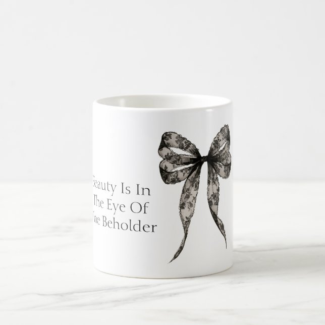 Caneca De Café A Beleza do Laço de Renda Falsa Preta É (Centro)