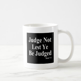 Caneca De Café A bíblia & julgamento de outro
