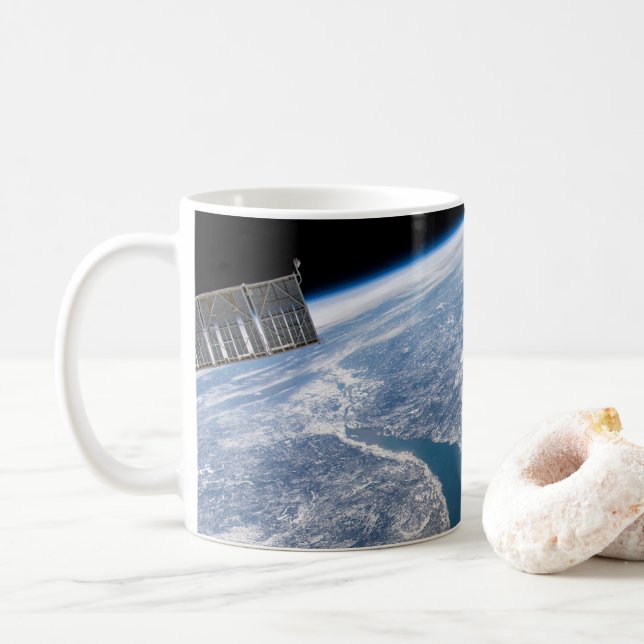 Caneca De Café A Cratera Manicouagan E A Rua. (Com Donut)