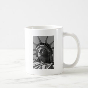 Caneca De Café A estátua branca negra da liberdade fecha a foto