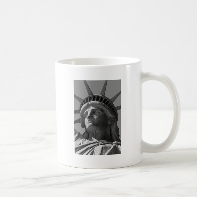 Caneca De Café A estátua branca negra da liberdade fecha a foto (Direita)