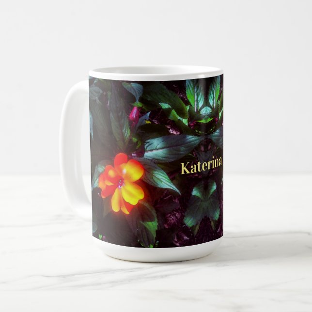 Caneca De Café A flor brilha à luz do sol (Frente Esquerda)