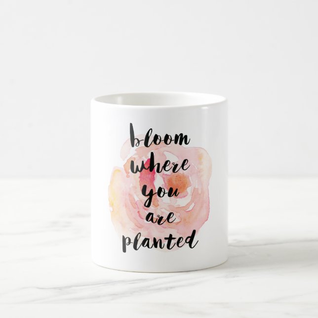 Caneca De Café A flor onde você é aguarela plantada aumentou (Centro)