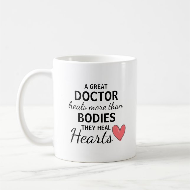 Caneca De Café A Great Doctor Heals Hearts Personalized (Esquerda)