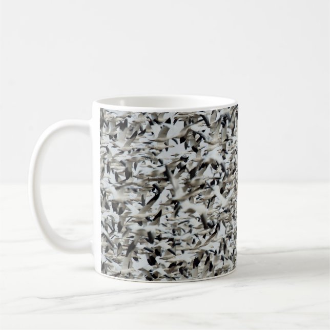 CANECA DE CAFÉ A HUGE DENSE FLOCK OF SNOW GEESE FLY TOGETHER IN T (Esquerda)