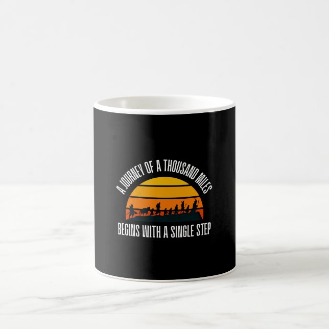Caneca De Café A jornada de mil milhas começa com um canto (Centro)