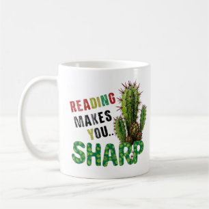 Caneca De Café A Leitura Torna-O Engraçado Ao Ler Pistas De Livro