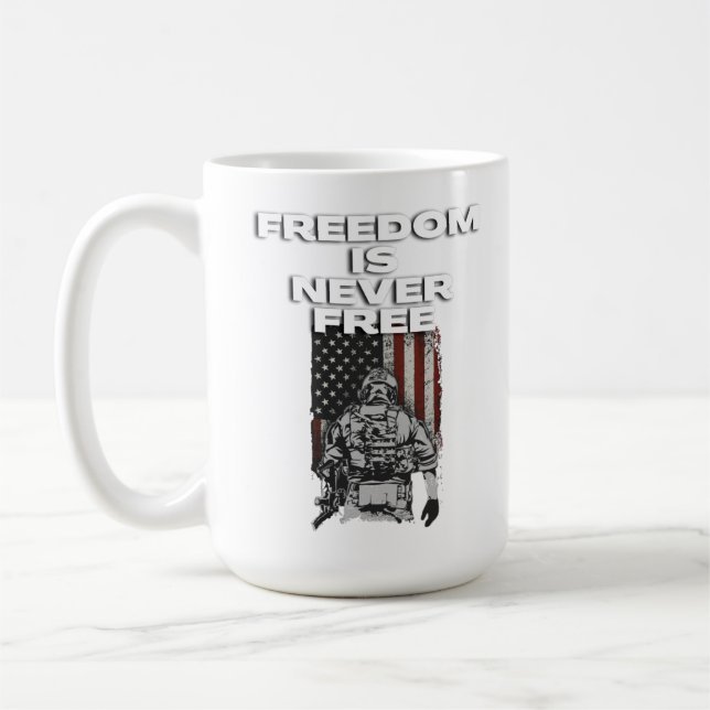 Caneca De Café A liberdade nunca é livre com a imagem de um solda (Esquerda)