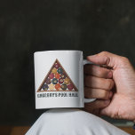 Caneca De Café A Mesa Personalizada De Piscina Do Vintage Billiar<br><div class="desc">Esta caneca de café está pronta para ser personalizada com seu próprio texto personalizado. Seu texto aparece em letras escuras e coloridas de cinza embaixo da minha ilustração realista do estilo de um conjunto de bolas de bilhar vintage. Adicione seu próprio slogan para criar um presente especial para os jogadores...</div>