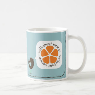 Caneca De Café A mulher do Walkabout pôr um pássaro sobre ele