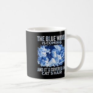 Caneca De Café A Onda Azul Está Sendo Coberta Em Cabelos De Gato