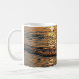 Caneca De Café A reflexão do pôr do sol sobre a bela água do ocea