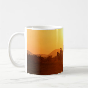 Caneca De Café A silhueta do cavaleiro como roupa de vaqueiro w