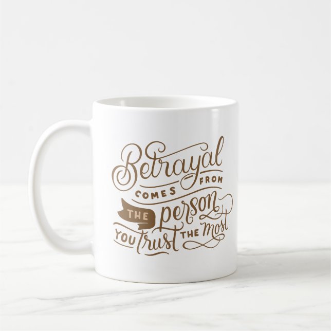 CANECA DE CAFÉ A TRAIÇÃO VEM DA PESSOA EM QUE CONFIAM MAIS (Esquerda)