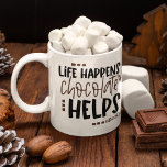 Caneca De Café A Vida Acontece Chocolate Ajuda Uma Citação Engraç<br><div class="desc">Uma citação engraçada quando você desfruta do seu cuppa com este design elevador com tipografia A vida acontece Chocolate ajuda numa mistura de preto e marrom com um coração e pequenos motivos quadrados.</div>