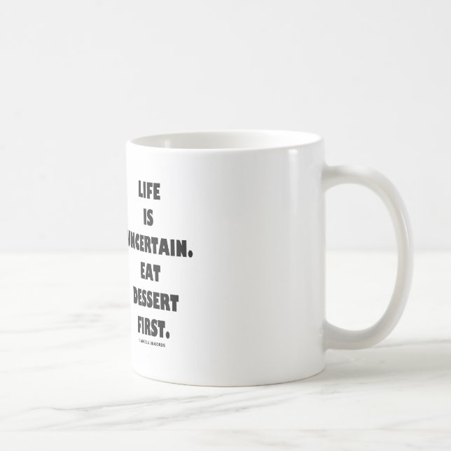 Caneca De Café A vida é incerta.  Coma a sobremesa primeira. (Direita)