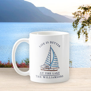 Caneca De Café A vida é melhor na família Lake Blue Sailboat