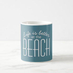 Caneca De Café A vida é Melhor na Tipografia de Citação da Praia