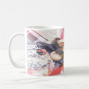Caneca De Café Abacaxi ao lado de telefone e auto-falante