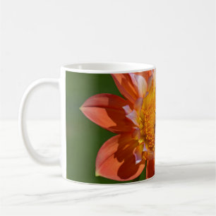 Caneca De Café Abelha na flor alaranjada da dália