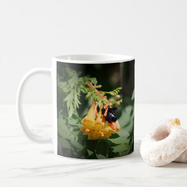 Caneca De Café Abelha Preta em Flor de Trombeta Laranja (Com Donut)